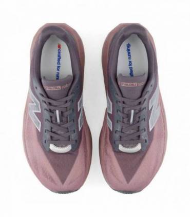 New Balance FuelCell Rebel v5 Mujer Magnet/Pebble vista trasera